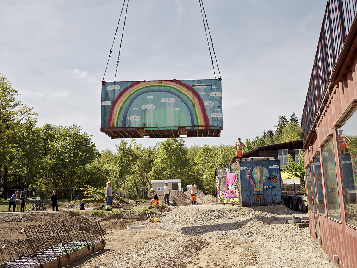 Container wird mit dem Kran über dem prov. Stadtpark Viererfeld platziert.